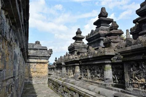 O Templo do Monte Merapi! Uma Exploração Vibrante da Natureza e da Fé em Java através de uma Obra-Prima de Hendra Gunawan